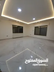  7 شقةللبيع في الصوفيه طابقيه 400 م للبيع مداخل مستقله حديقه 350 م  
