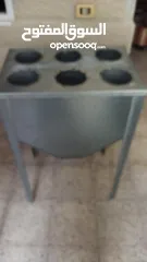  2 مذبح دجاج6 عيون معاطة دجاج بحالة ممتازة  اركاز عدد 2 براميل عدد 2 غاز عين لتسخين