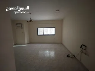  11 ( محمود سعد )  للايجار السنوي في الشارقة شقة غرفتين وصالة مع بلكونة اطلالة بحرية مع خزائن في الحائط
