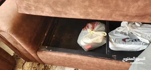  3 كنب(ثلاثية +2ثنائية) قابلة للفتح لغايات التخزين وطاولة و2 طربيزة   في مرج الحمام