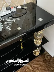  2 طاولة قزاز بحالة ممتازة جدًا قابلة للفك والتركيب بحالة الجديد ونوع القزاز ممتاز