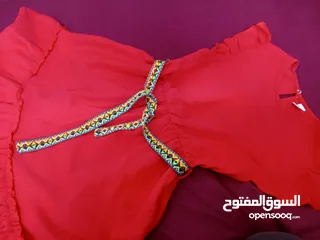  23 ملابس مستعملة لطفلة واحدة العمر من 8-10 سنوات  أغلبهم من شي ان . ورد تاج وهم بحالة ممتازة .