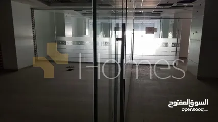  2 معرض للايجار ذات موقع حيوي في شارع عبدالله غوشه , مساحة الكلية 950 م