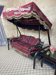  3 طقمين كنب وطاولة سفرة ومرجيحة