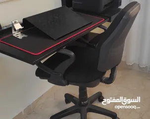  1 طاولة إيكيا مع كرسي طبي اصلي
