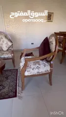  5 طقم صالون 3 قطع، سيرفر للمدخل، طقم طاولات سيرفر، طاولة تلفزيون، و وحدة رفوف للبيع