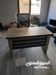  1 مكتب وكرسي للبيع  استخدم اقل من شهر