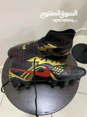  1 حذاء رياضي اسود وذهبي