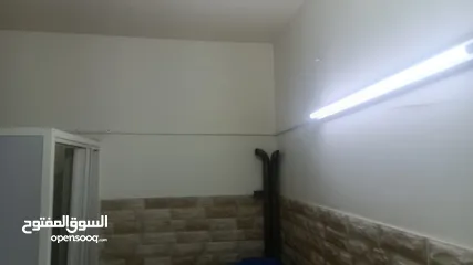  3 محل تجاري للايجار في جبل طارق بجانب بقالة الهدى  بعد اسواق طارق باتجاه قهوة سكر. موقع حيوي. خط باص