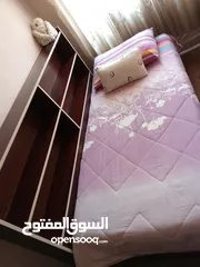  1 سرير خشب رفوف بحاله شبه جديده السرير تفصيل خشب ثقيل ومرتب لا يوجد به أي تلف أو عطل استخدام سنة