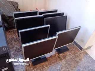  5 اجهزة كمبيوتر مع طاولات وكراسي