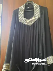  11 مانطو اسود ورمادي وهاد يلي بلصورة وعدة اشياء وفي تنتين مو ديلهم متل العباءة سحاب