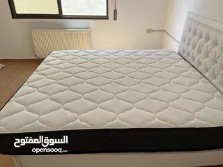  1 فرشه كينج  حجم مقاس 200x 180 cm  استخدام 10 اشهر فقط.  ممتازه الحال متل الجديد بتخدمك بحدود  10 سنين