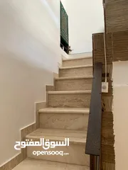  12 شقه مع روف من المالك مباشره بسعر مغري