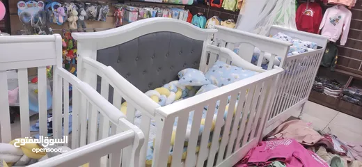  18 سرير السفر القابل للطي مع طاولة تغيير الحفاضات – الأمان والراحة في كل رحلة مع Island Toys
