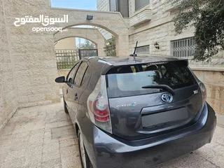  4 تويوتا بريوس C  بحالة جيدة للبيع