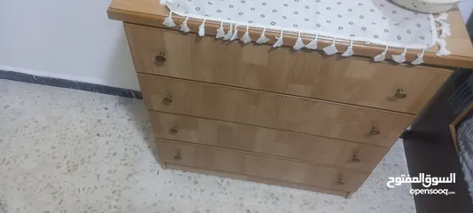 1 تواليت لون عسلي بحاله ممتازه