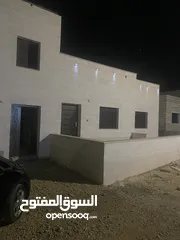  1 بيت للبيع يحوي على شقتين كل شقه لها سطحها الخاص بقوشان منفصل