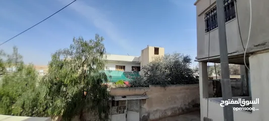  16 بيت مع ارض للبيع