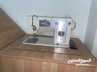  2 ماكينة خياطة مع طاولة