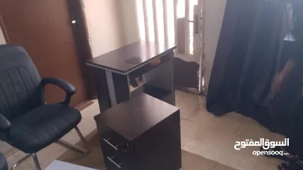  4 مكتب جديد خشب اصلي وكراسي جديدة للبيع بسعر مغري