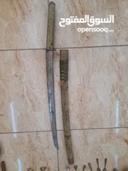  5 نحاسيات مع تحف مع عمله اردنيه قديمه وعمله اخرى