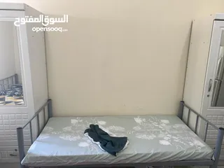  1 متوفر سرير  غرفه 5اشخاص شامل سكن هاديء ونظيف الشارقه القاسميه المحطه