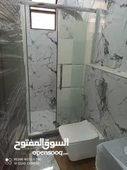  6 شقة ارضية للبيع مع ترس كبير بالزرقاء الجديدة خلف فندق جوابرة تستحق المشاهده