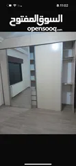  1 خزائن حائط عدد 2 لون بيج ولون اسود