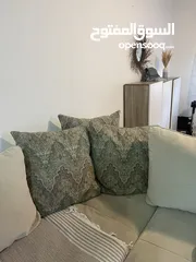  10 طقم كورنر حرف Lمع ثنائية 7مقاعد بحالة جيدة جدا  الدوار السابع مع خزانه التلفزيون