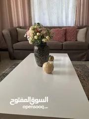  4 طاولة صالة بالون ابيض و خشبي مع تصميم يناسب جميع الديكورات يمتاز بسهولة التنظيف و يحتوي على خزانتين