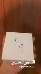  2 سماعة ابل 3 كوبي ون ماستر ما بتفرق كثير عن الأصلية ول استعمال فيها خدش من ورا مثل ما هو موضح بل صورة