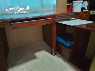  1 مكتب وكرسي وخزانه