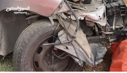  2 بيجو 207 2012 للبيع السياره صار فيها حادث الضربه جايه بنص السياره من جنب السايق