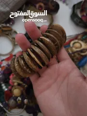  8 أساور خشب وواحدة حديد (بني أزرق ملون)