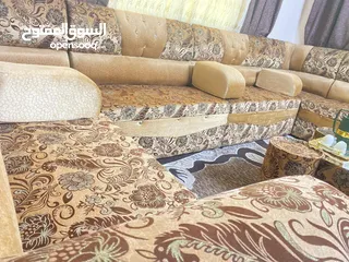  1 مجلس غرفة ضيوف نادر الاستعمال  3.5×3.5 7 مقاعد مجوز و 3 زوايا و اربع مساند مع طاولة و 4 طربيزات