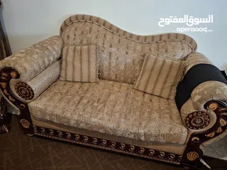  3 طقم كنبايات 9 مقاعد بحالة جيدة للبيع