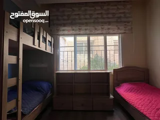  1 غرفة نوم اطفال 3 اسرّة ( 1 مفرد + 1 طابقين + طاولة مكتب مع أدراج ) للبيع