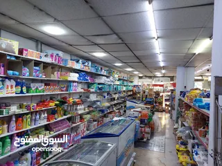  8 سوبر ماركت مع العدة فارغ للبيع