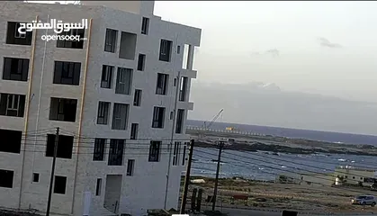  3 شقة للبيع في ولاية مرباط الصفة الأولى على البحر مباشرة