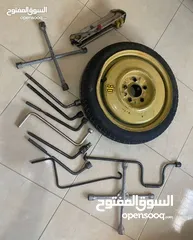  1 سبيرات  عدد 2 مع مفاتيح جنط وجك