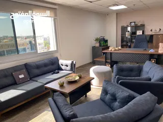  1 مكتب ب حال الوكاله  مكتل مدير خزانة خلفية طاولة مكتب جانبية  طقم كنب  طاولة وسط
