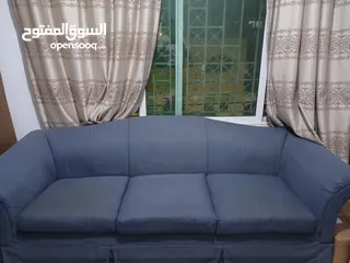  3 طقم كنب أزرق اللون بحالة الممتازة، سبع مقاعد           .................. ....... .. .