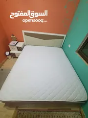  9 تحت مجوز 200*180 مع فرشة طبية مع 2 كومادينا وتواليت مع جرار وخزانة تحته ومرآة