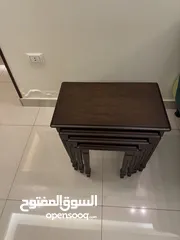  10 صالون قعدة كامل لون اخضر كامل من جميع الاتجاهات يحتوي على كنب ومفردات وطاولات وبرداي وسجادتين وطاولة