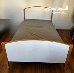  2 تخت خشب زان بحاله جيده مع فرشه