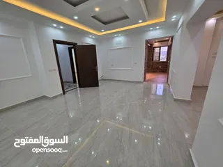  5 شقة ملوكية بإطلالة خلابة جدا أحكام خاصة أ مساحة داخلية وخارجية. 660 متر مربع أكبر مساحة لشقة