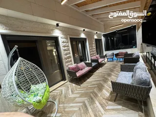  11 فيلة طابقين رائعة وفخمة جدا جدا مع العفش الفاخر وموقع خلاب واطلالة رائعة