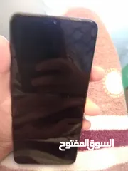  1 هاتف سامسونج مجرح ضهره شوي من الكفر معاه كفر اصلي وكمان واحد مش اصلي