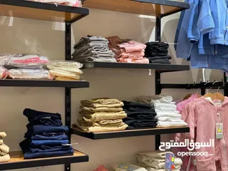  1 رفوف خشب ستاندات وتعاليق محل اواعي كميه وبنص السعر المعني يتواصل